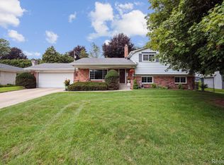 2086 Chalet Dr, Rochester Hills, MI 48309