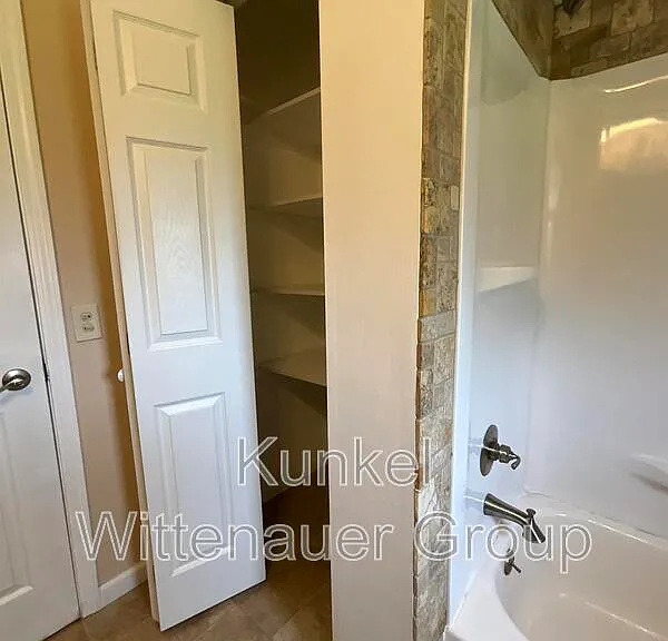 304 S Hilgard St — Photo 15