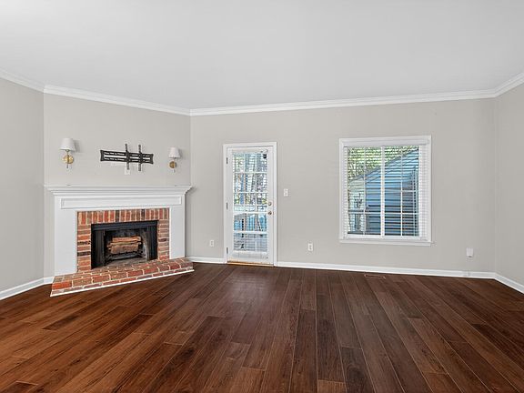 5th image of 926 Albany Ct