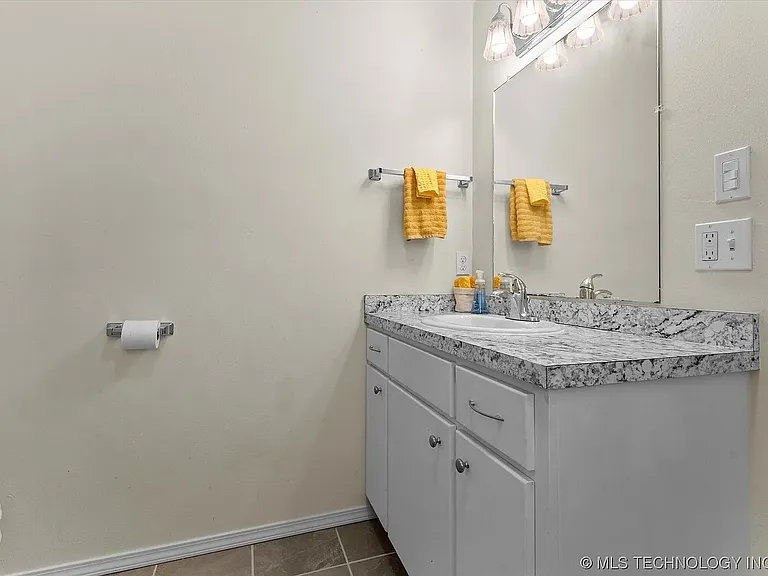 1449 S Oak Ave — Photo 15