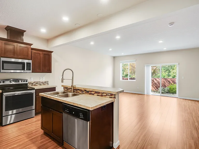 17299 SE Elias Ct — Photo 2