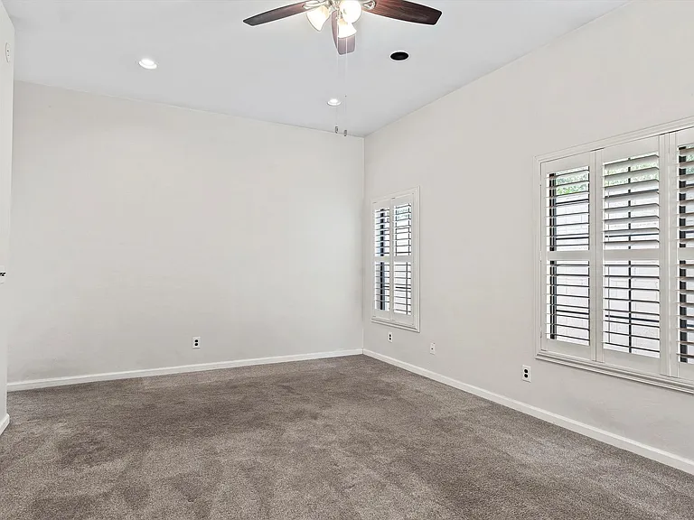 2727 E 6th St — Photo 22