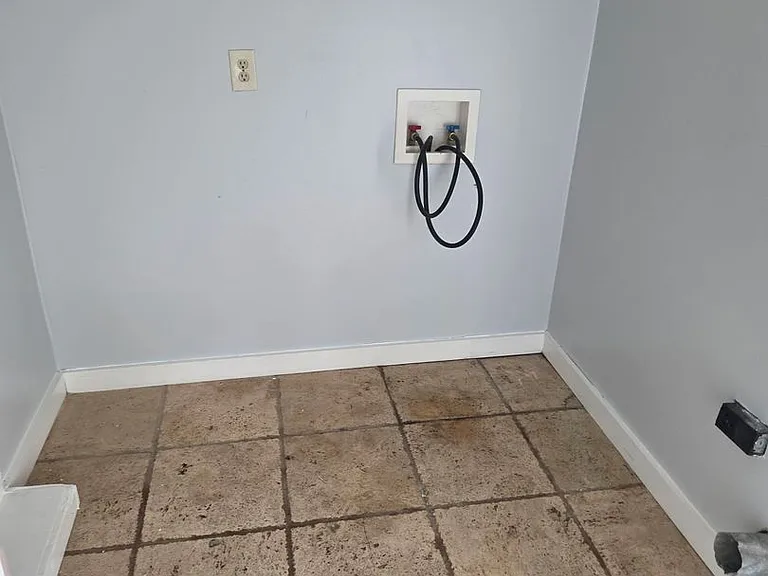 909 Bryan St — Photo 16