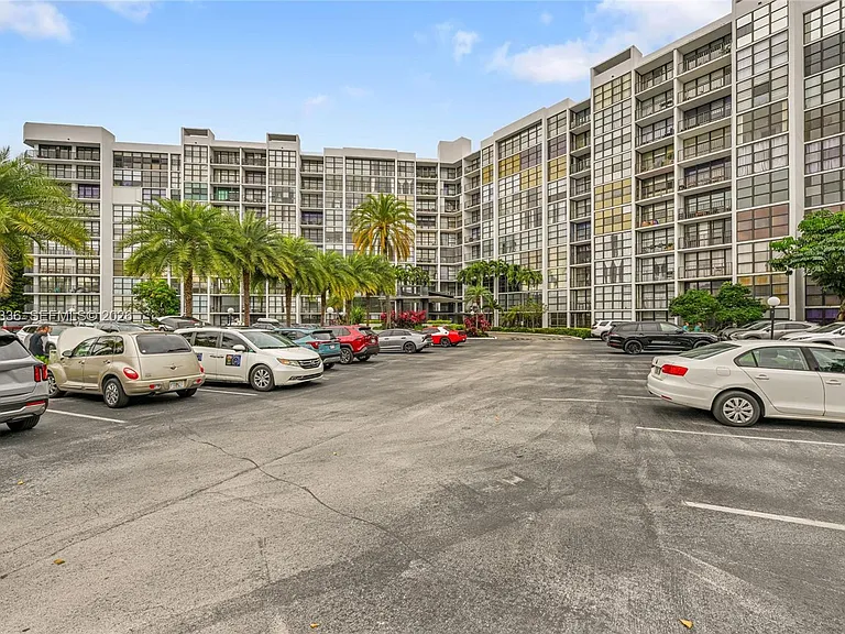 800 Parkview Dr #605 — Photo 47
