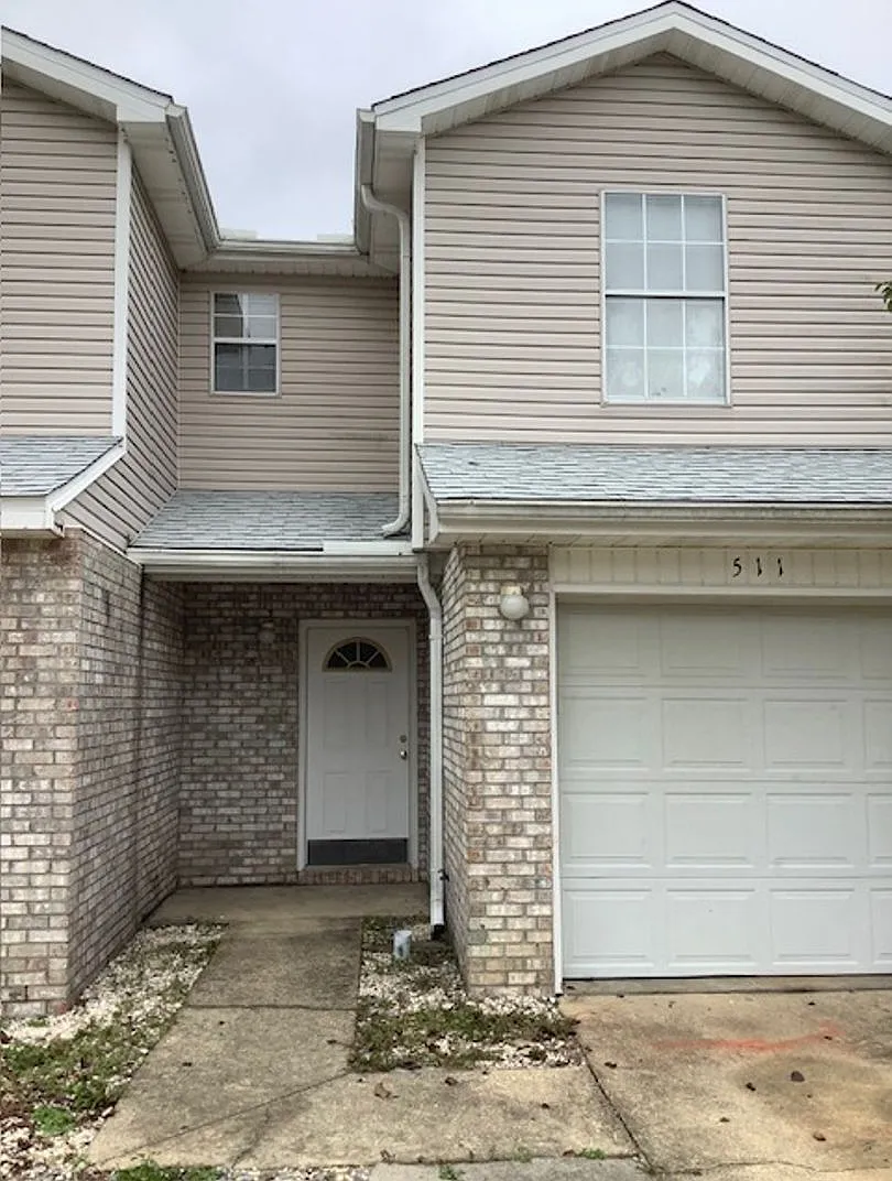 Spacious 2 Bedroom Townhouse in Mary Esther! — Photo 2