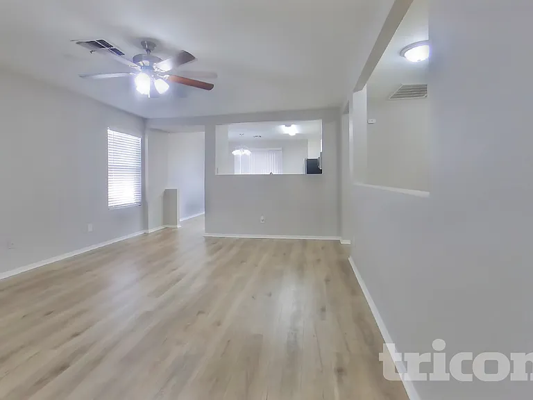 11514 W Wethersfield Rd — Photo 4