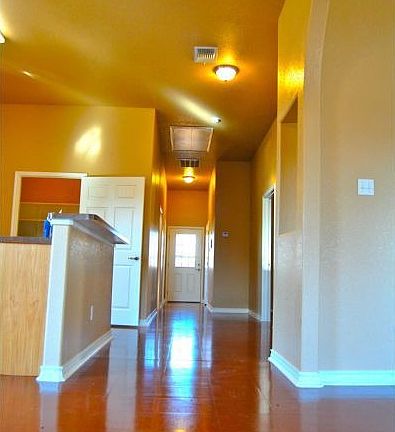 2nd image of 407 Dakota St