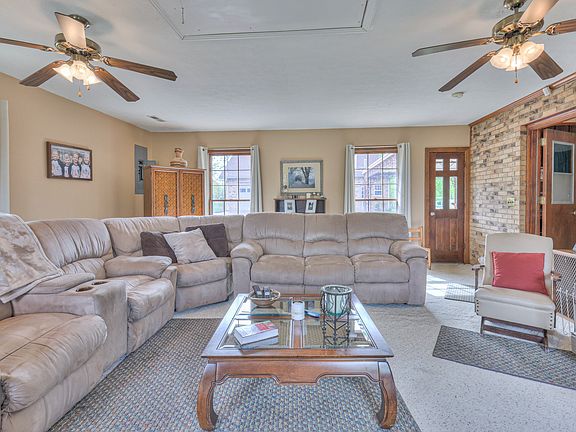 18th image of 117 Brights Ln