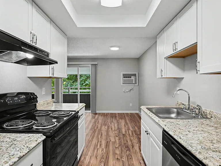 River Court Apartments - Updated Units With A View! — Photo 19