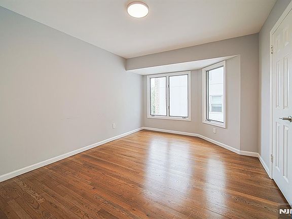 5th image of 18 Veterans Way