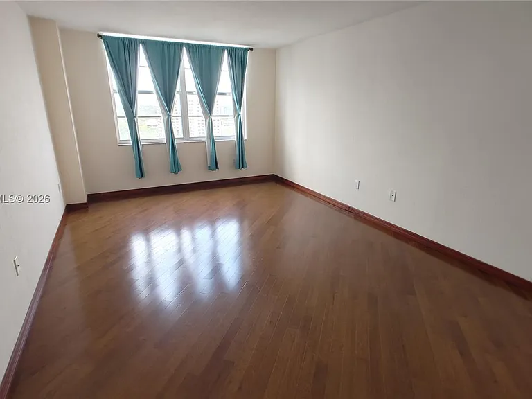 2801 NE 183rd St #1411W — Photo 5