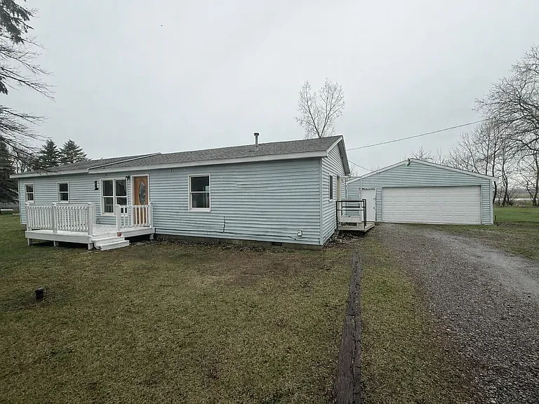 1442 Eleven Mile Rd — Photo 12