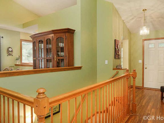 3rd image of 10 Aspen Ln NE