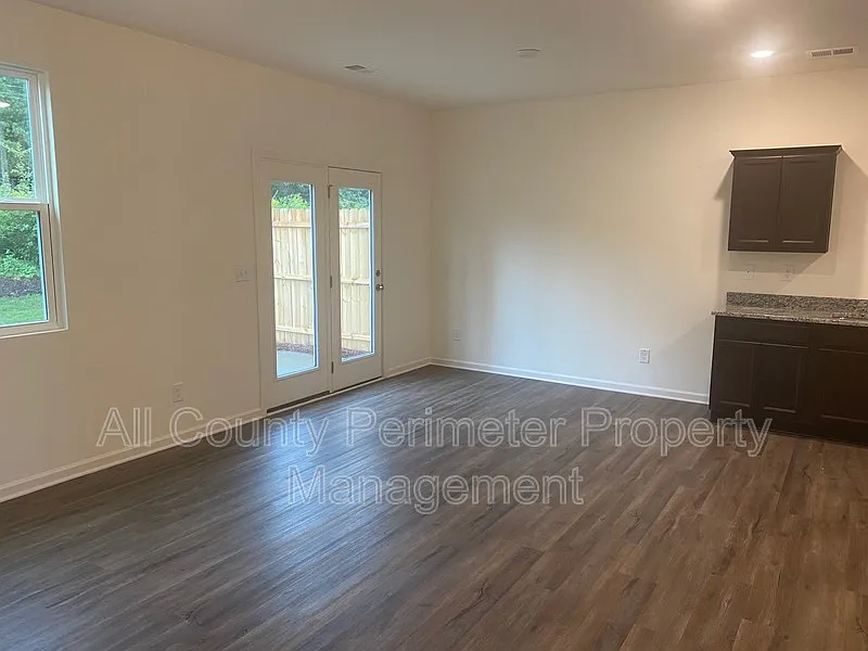 3 bed, 2.5 bath, 1421 sqft, $1,595 — Photo 4