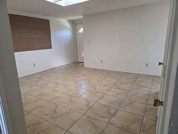 2nd image of 627 E Elm St #627
