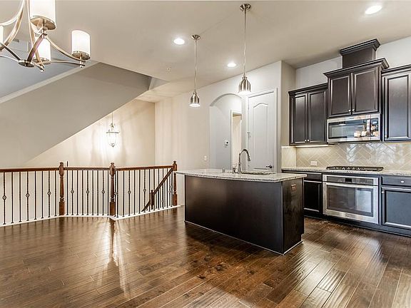 5th image of 560 Waterloo Dr
