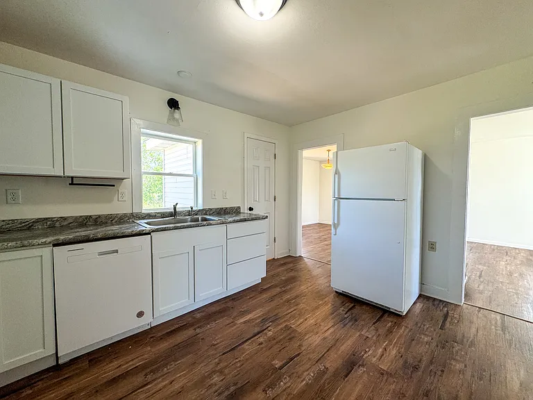 1085 E Ave NE — Photo 5