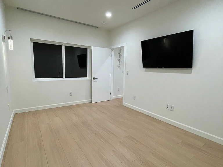 6419 Kraft Ave — Photo 12