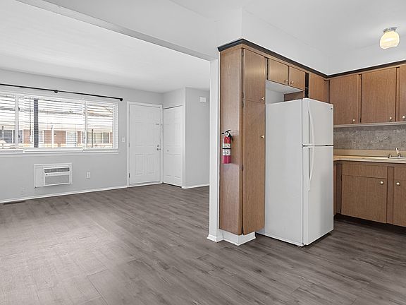 2nd image of 426 Oak St #17603899