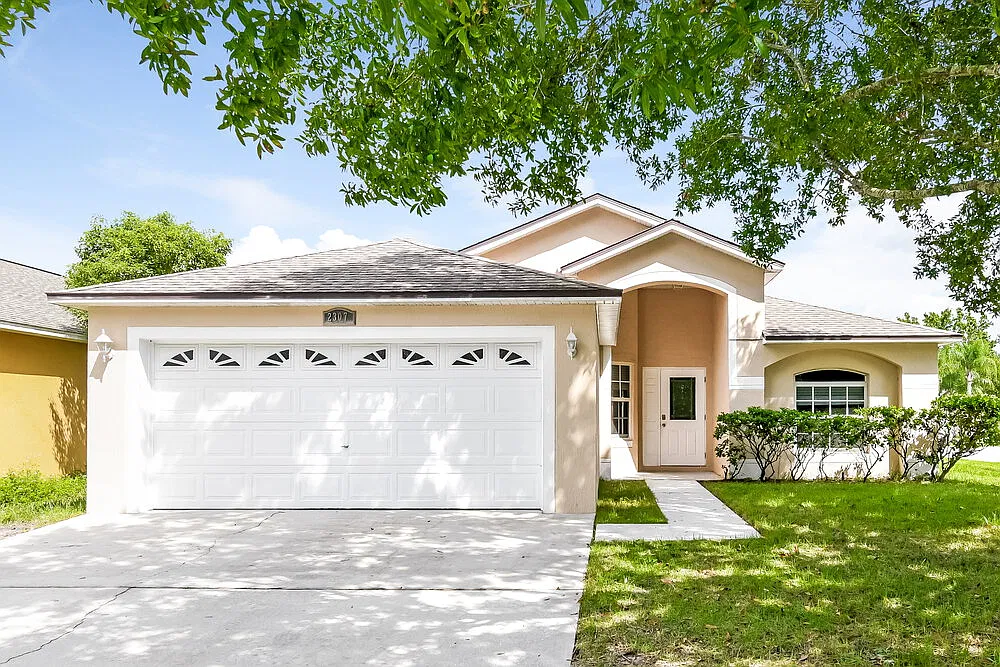 3 bed, 2.0 bath, 1255 sqft, $2,305 — Photo 1