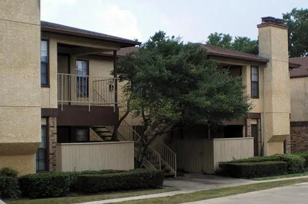 1716 Crest Grove Dr — Photo 1
