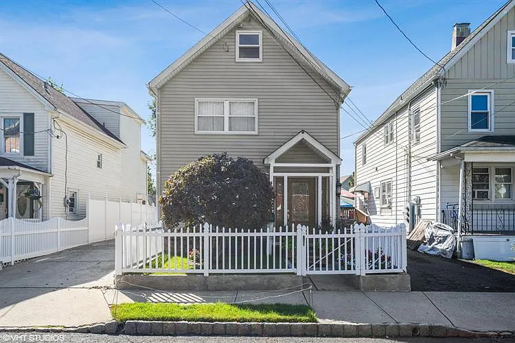 114 Linden Ave photo 1