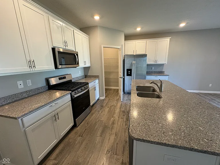 855 Downey Ln — Photo 10