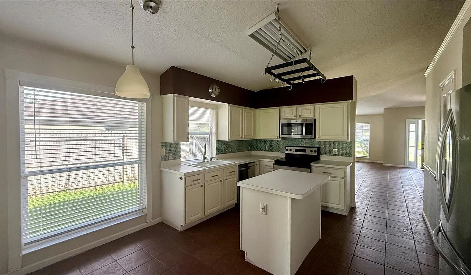 4 bed, 2.0 bath, 1913 sqft, $2,550 — Photo 2