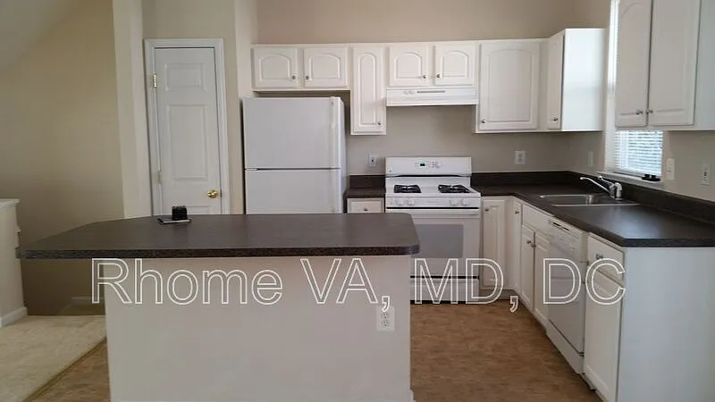 2 bed, 2.0 bath, 1195 sqft, $2,700 — Photo 4