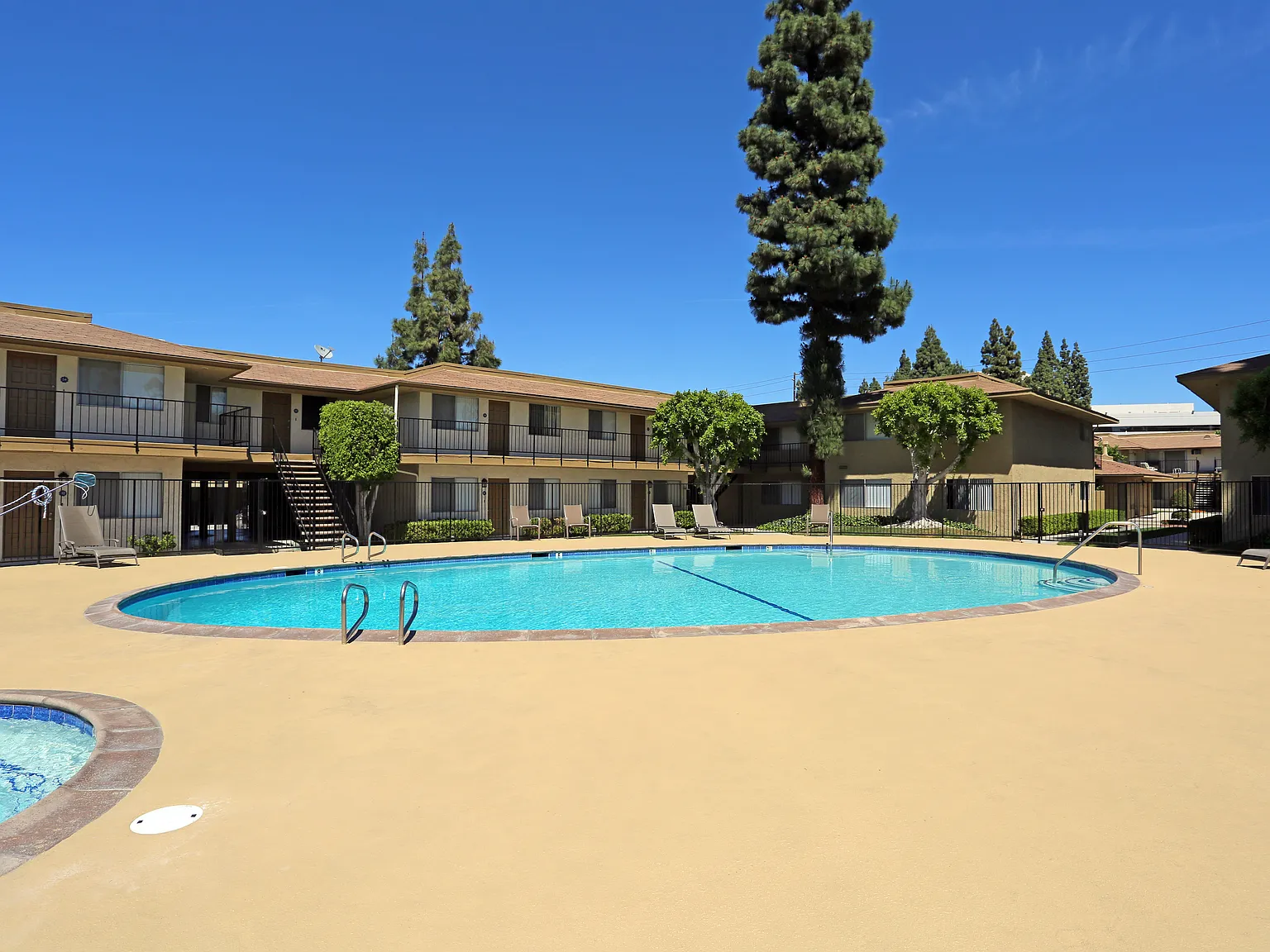 City Plaza Apartments — Photo 2