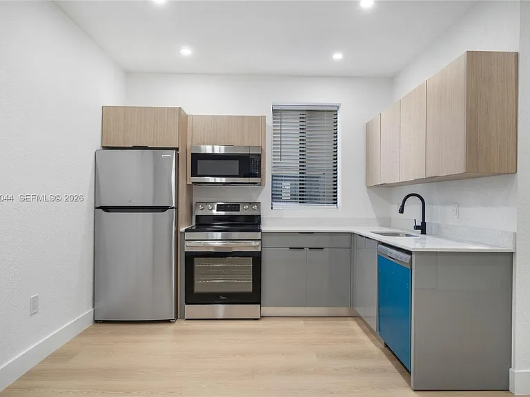 629 SW 10th Ave #6 — Photo 2