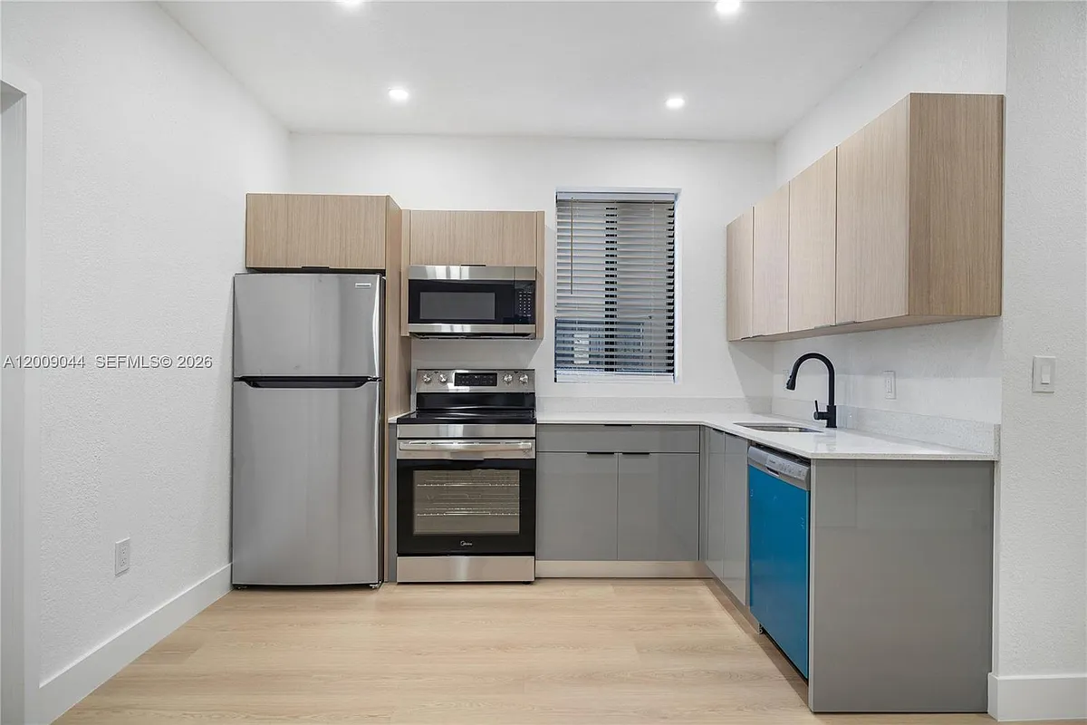 Building Photo - 629 SW 10th Ave #6