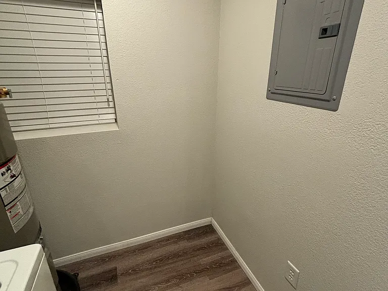 711 Avenue H — Photo 36
