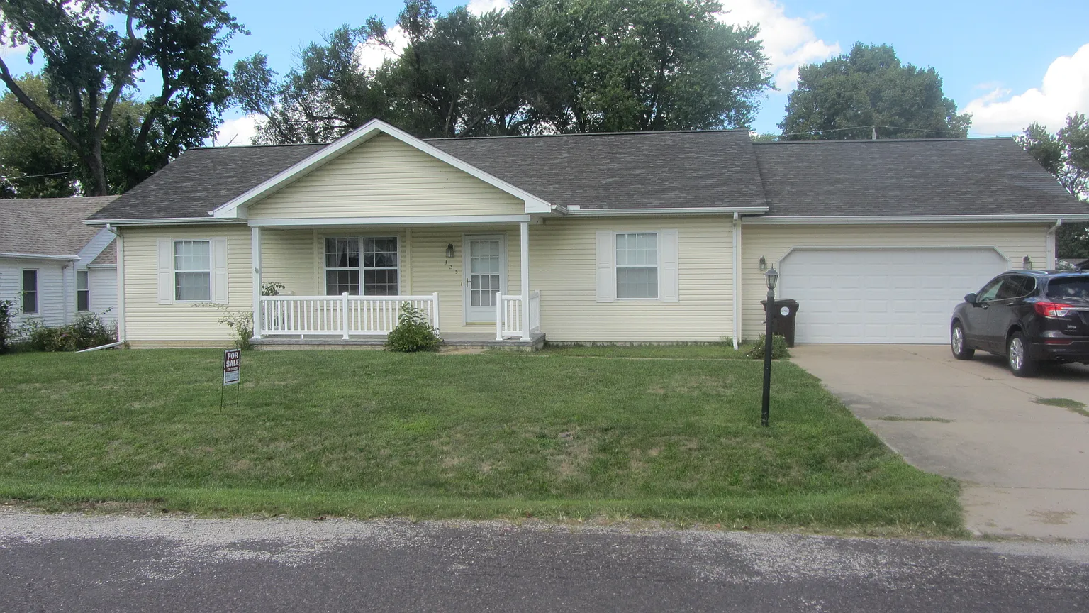 325 Roberts St photo 1