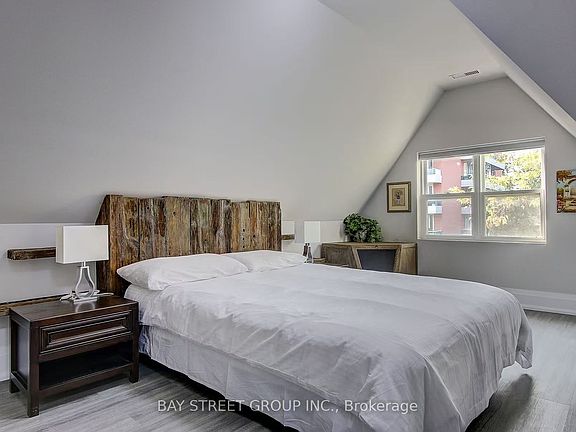 5th image of 109 Spadina Rd