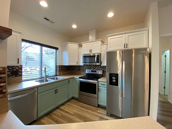 3rd image of 20250 E Deschutes Ave