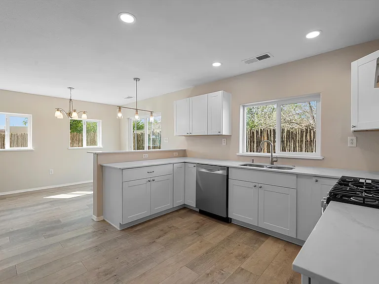915 Kinley Ave NW — Photo 17