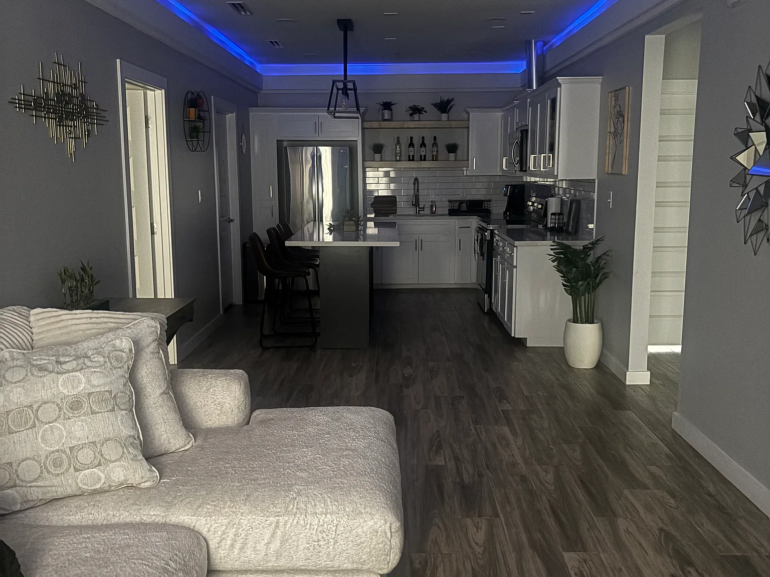 3201 S 6th Ln — Photo 2