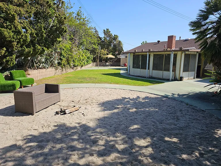 1087 N Greengrove St — Photo 3