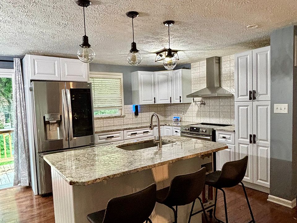 Kitchen cabinets are soft closing and pull out drawers in pantry and lower cabinet
