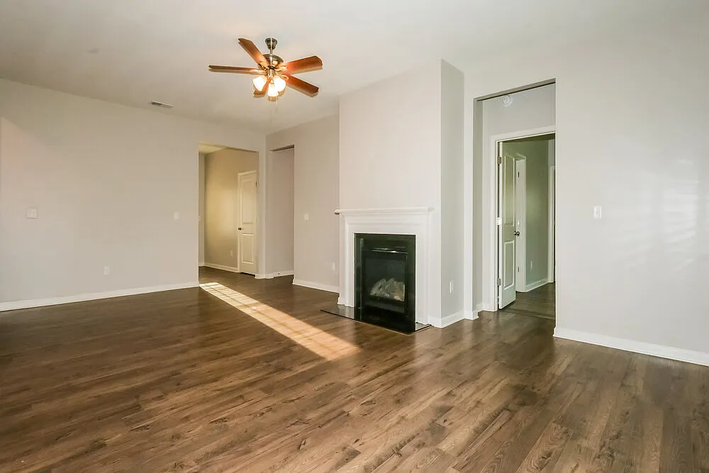 4 bed, 2.0 bath, 1999 sqft, $2,065 — Photo 3
