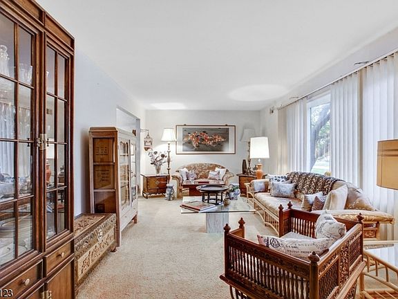 4th image of 49 Pinecrest Dr