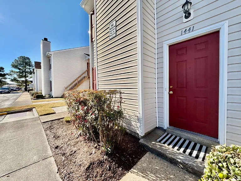 1441 Deerpond Ln — Photo 1