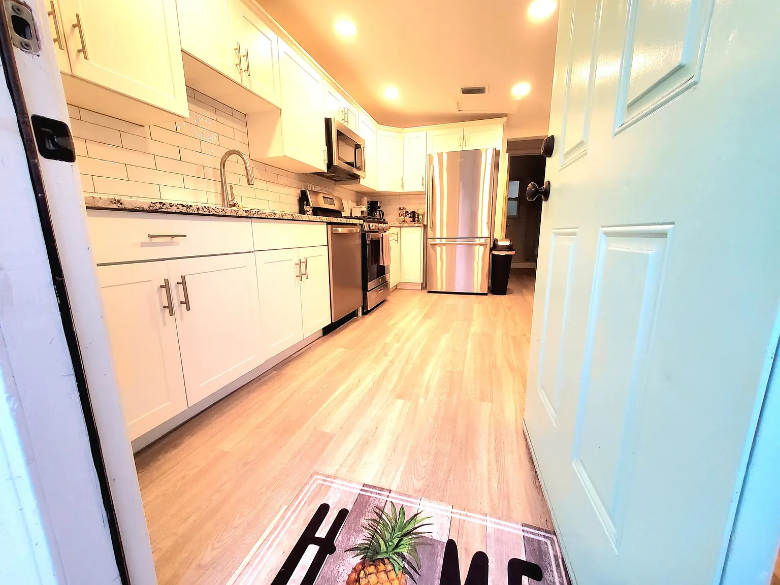 3 bed, 1000 sqft, $3,200 — Photo 2