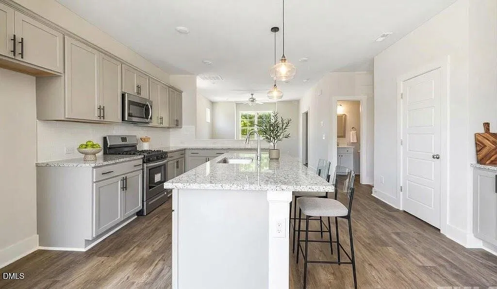 3 bed, 2.5 bath, 1800 sqft, $1,895 — Photo 3