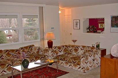 Living Room/Entrance