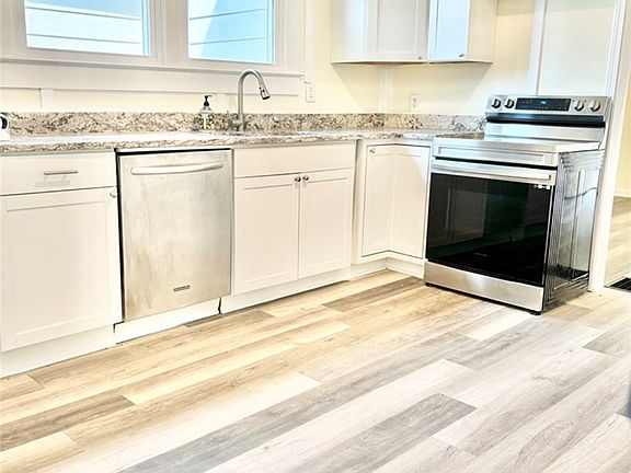 4th image of 208 Hampton St