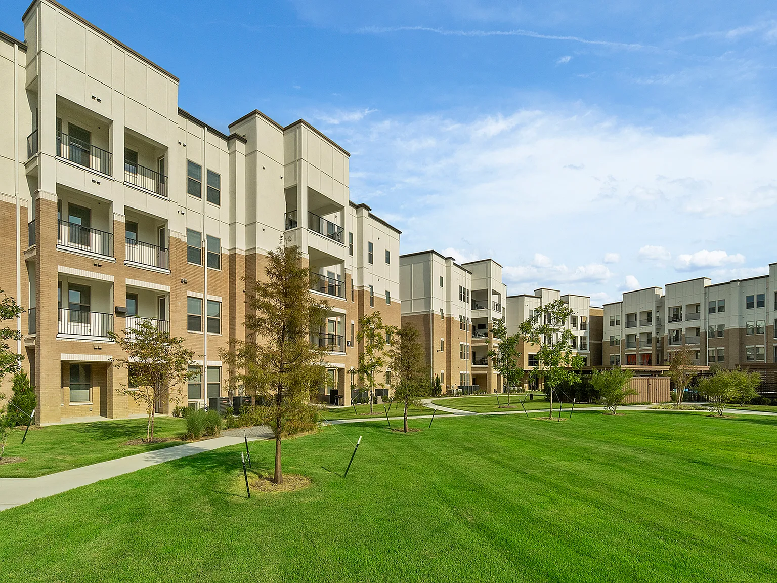 Luxe at Mercer Crossing — Photo 2