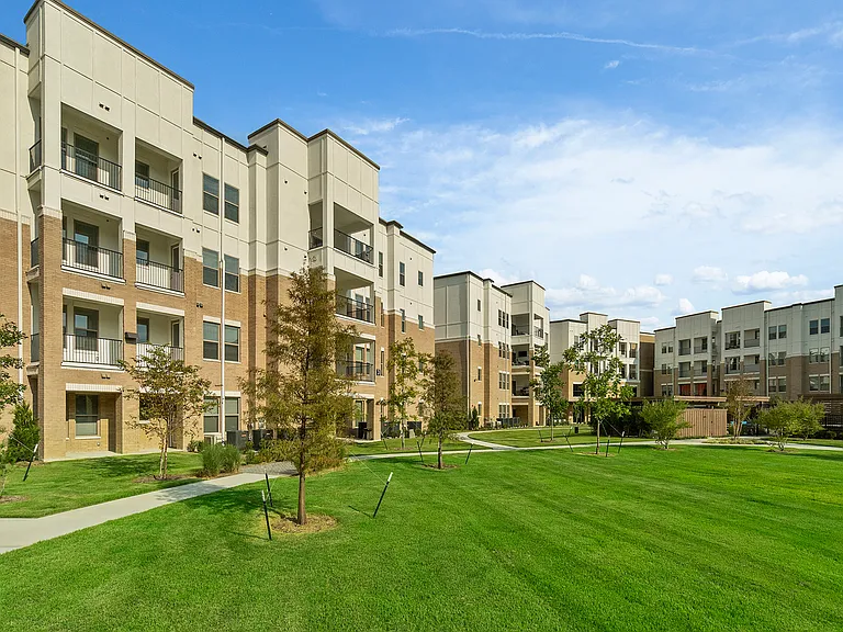 Luxe at Mercer Crossing — Photo 16