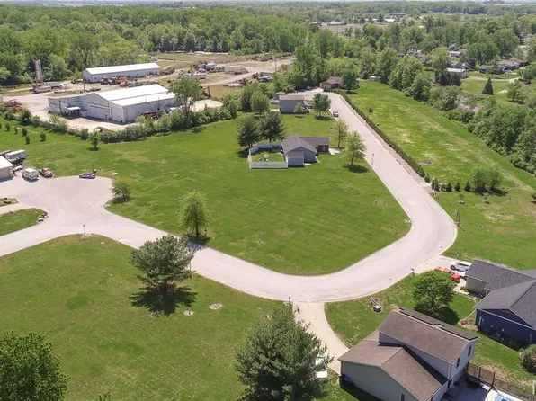 817 Mariana Ct, New Athens, IL 62264